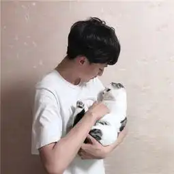 男生抱猫头像2018高清图片我真的好想和你躲一辈子猫猫
