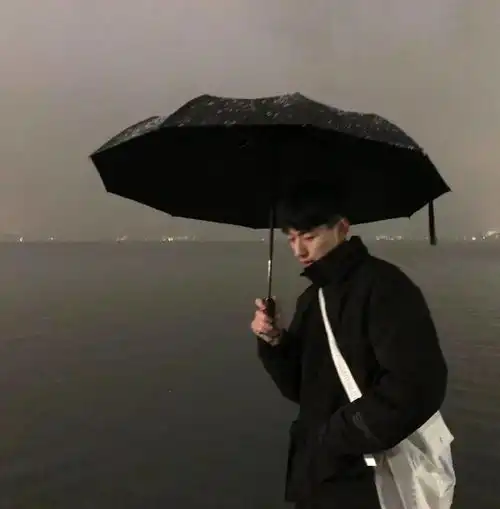 头像没办法把喜欢过的人那么轻易地当成朋友
