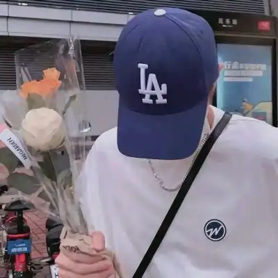 一眼就很心动的男生帅气头像没有人告诉我我的开心比对错重要
