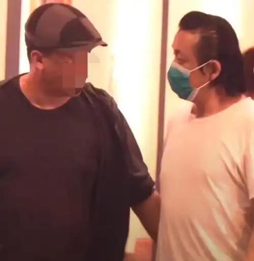 潘粤明与绯闻女友合体现身,大肚腩略显油腻,与尹姝贻形影不离
