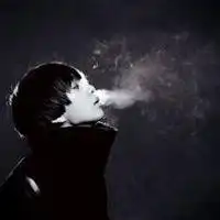 谁有男生抽着烟的黑白头像
