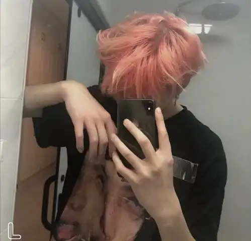 情这东西耗尽了,就只剩敷衍和冷漠男头
