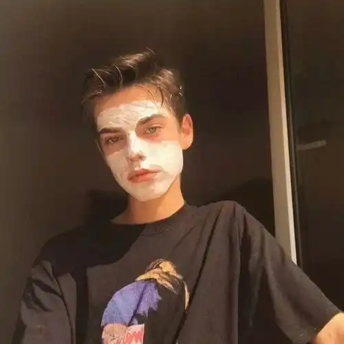 男生头像孤独不是没人爱你,而是你谁也不爱
