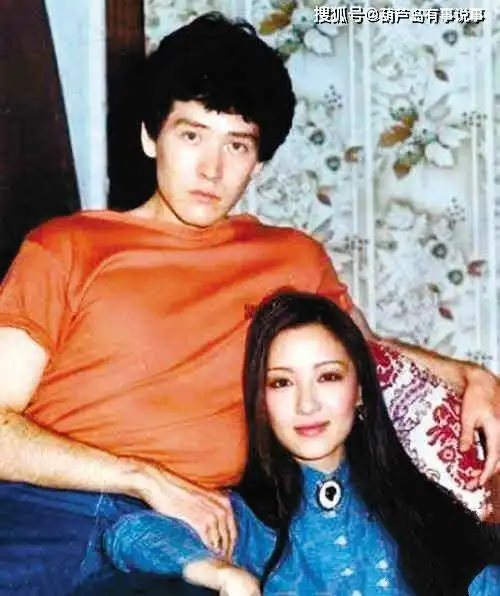 费翔是个不老的传说,这样盛世美颜的男人,竟然至今未婚,无子女
