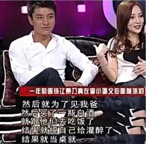 贾乃亮深夜独自做手工,李小璐却带女儿频繁自拍,是要学李湘吗
