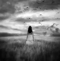 靠着墙忧伤的女生图片你的痴情,就是别人的累赘
