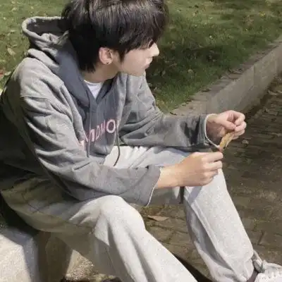 高冷男生头像
