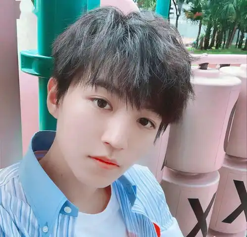 王俊凯从小搂人的方式就霸气合照时上演锁喉杀,小伙伴表情亮了
