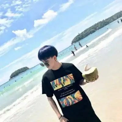 情侣头像一样的月,一样的山,一样的回着头微笑的少年