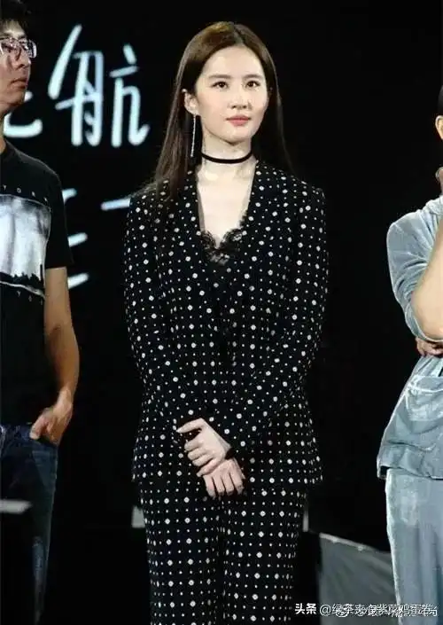 不仅能撞衫还要撞捧花头像刘诗诗到底要模仿刘亦菲到什么时候
