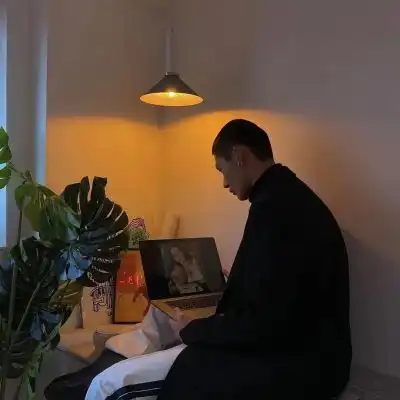 高冷文艺范真人男生头像
