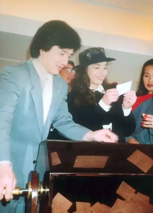 24岁拍三级片,周润发张国荣为她吃醋,美过张曼玉,47岁痛失爱人,57岁惊艳世人163手机网易网
