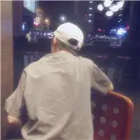 我爱的人背离了我,伤感男生背影头像
