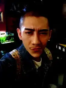 最近网上很火的一个男头像很man很酷很成熟还有点小胡子
