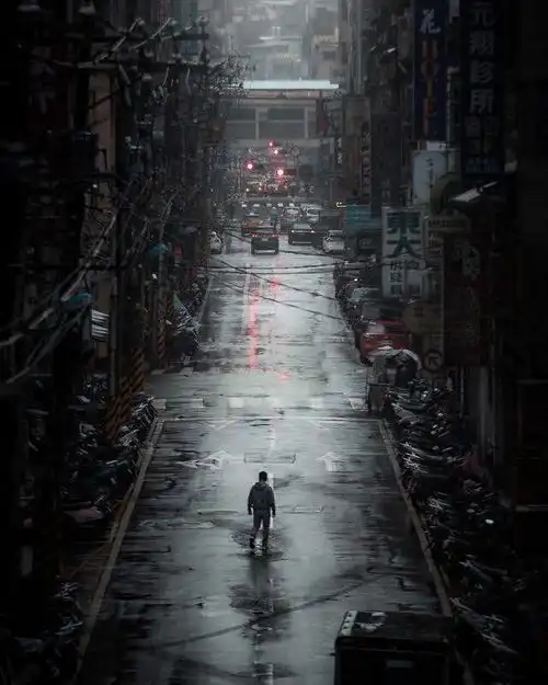 阴郁的城市街景现实版暮光之城

