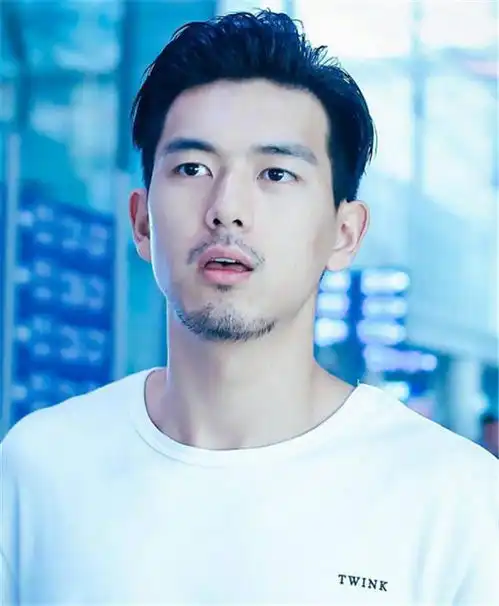 当男星留起胡子李现成熟王俊凯莫名颓废肖战的差距最大
