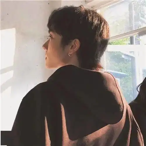 情侣头像满心欢喜热爱未来拭目以待
