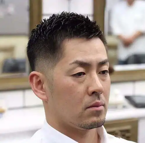 建议中年男人别再一味剪平头,太土尝试这3款发型更有型
