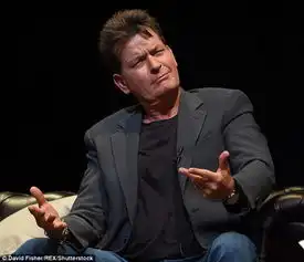 好莱坞男星查理辛被指与性爱机器人做爱
