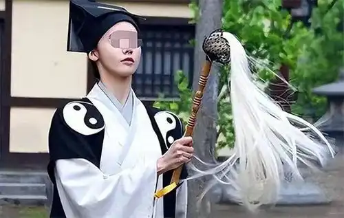 美女道士胡小慧落网,精通胡媚术,九名男徒弟揭露其中奥秘
