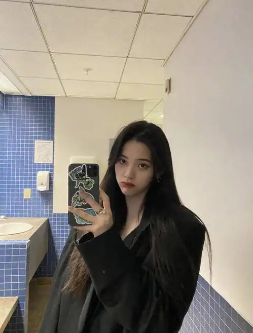 欧阳娜娜自信过火了男友风西装变金刚芭比,还把仔裤穿成堆堆袜
