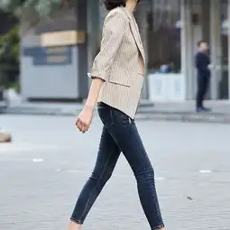 老婆越来越会打扮了,小西服烟管裤,超洋气,美得出门人见人夸
