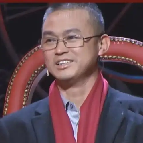 1997年,19岁海军战士为救群众牺牲,父母伤心欲绝没想到2017年,其母亲病逝,1中年男子竟在殡仪馆门口下跪,用了20多分钟,一步步跪到她的灵堂前,失声痛哭妈妈,我来迟了
