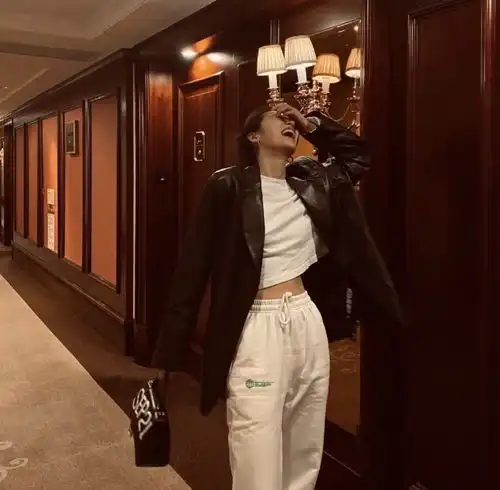 明明一张清纯脸,穿得比男明星还帅,周雨彤是什么宝藏女孩