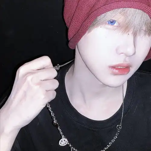 男生头像把自己的奇怪归为不普通
