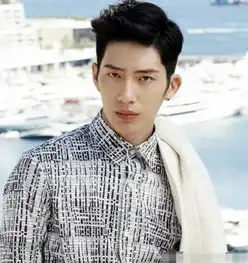 张艺兴樱花唇色引人入胜,罗晋深紫色难道中毒了
