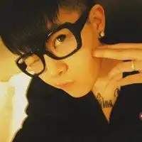 ai男头像白头发男性