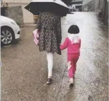 最坑娃妈妈下雨不遮孩子竟遮...却被网友怒赞,这是咋回事
