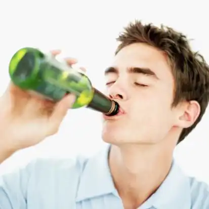 打牌时小酌几口更容易赢钱
