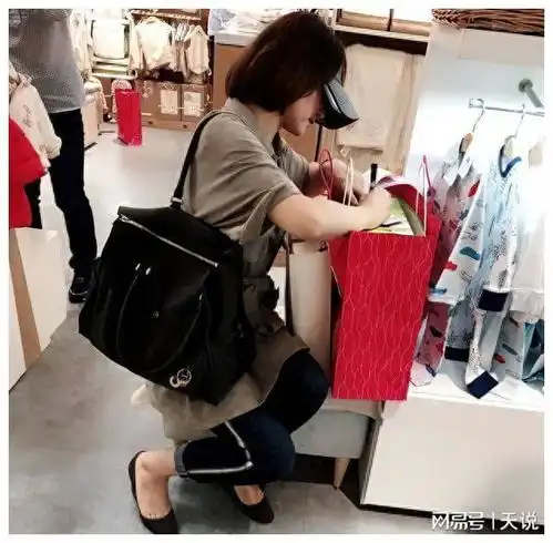 董卿素颜逛童装店,书香气质被曝一股村味
