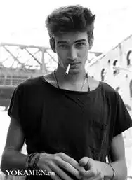 阿芙玫瑰面部醒肤水
