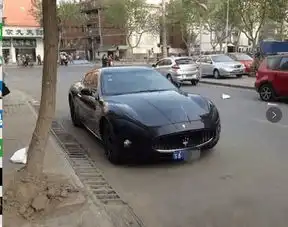 小伙打滴滴打到玛莎拉蒂女司机开豪车挣大钱,一单能挣一万多
