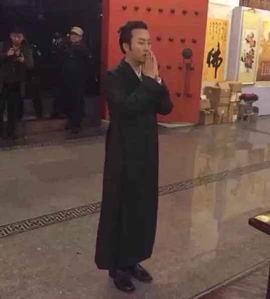 他因男扮女装走红,比范冰冰还美现身价千万娶了混血妻子
