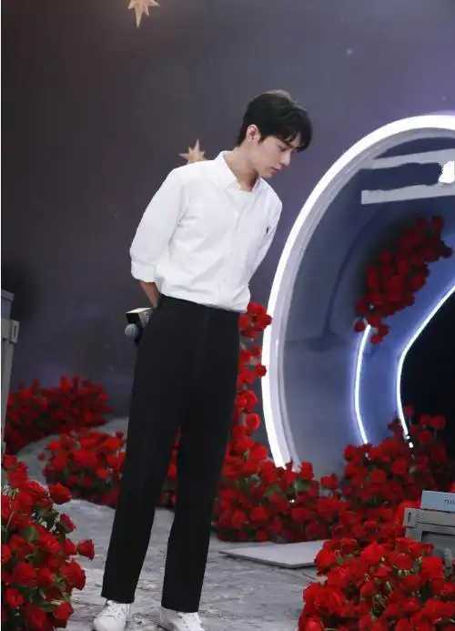 肖战直播首秀,白衬衫配小黑裤被玫瑰花包围,出场迟到60秒惹争议
