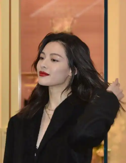 鞠婧祎怎么又换头这次真认不出了
