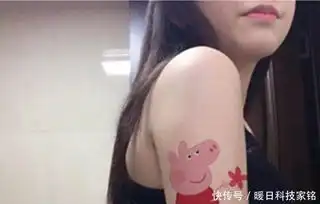 纹身男被一壮男打倒在地,男子手持精神疾病残疾证,自称是武警
