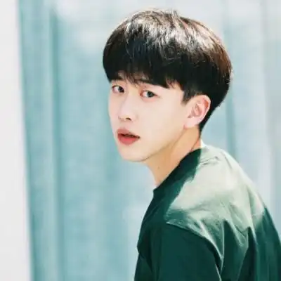 qq头像男生阳光清新
