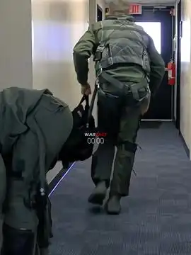 国外消防员的第一视角火灾国外消防消防员灭火
