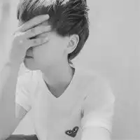 忧郁伤感的黑白男生qq头像