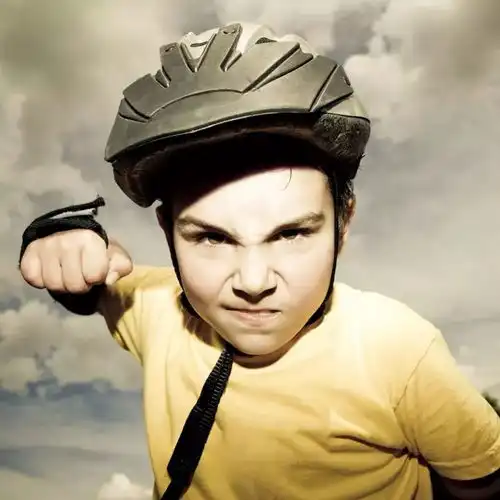 18岁男生突然挥拳把自己打成失明他说明明很痛,却控制不住
