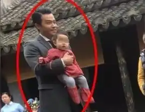 佟丽娅陈思成带孩子秀恩爱,夫妻和好,丫丫美呆了