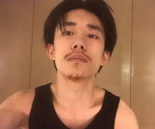 为高考蓄须明志易烊千玺穿黑背心留胡子,男大十八变男人味足
