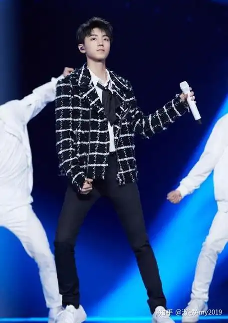 活泼少年王俊凯,黑色拼接西装,也能打破古板严肃风
