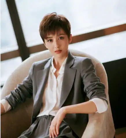 佟丽娅晒短发西装照,举手投足酷似王俊凯,网友确定不是王俊凯
