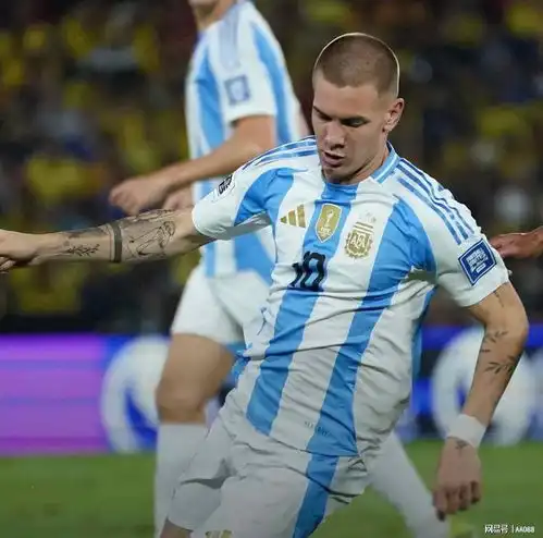 阿根廷爆冷负厄瓜多尔,两张红牌毁世界杯首战,十年魔咒再显真章
