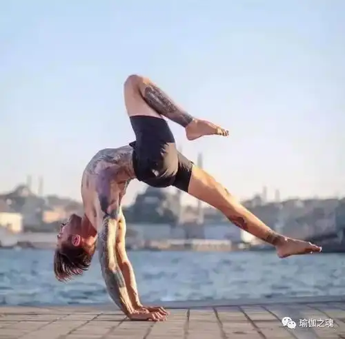 男人瑜伽,力量与雕塑的静止之美
